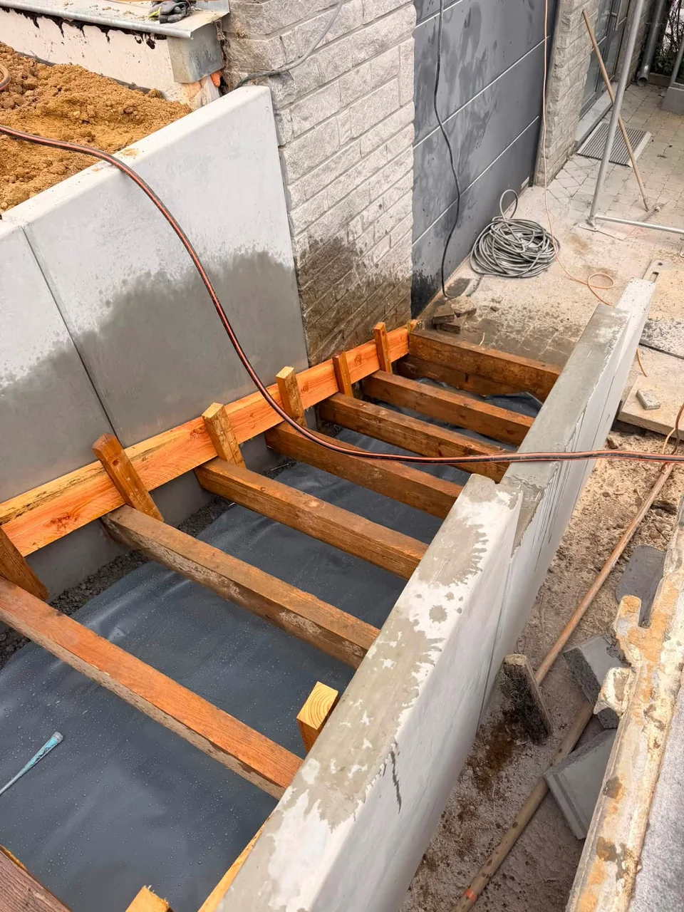 Coffrage et préparation des marches d’un escalier sur un chantier