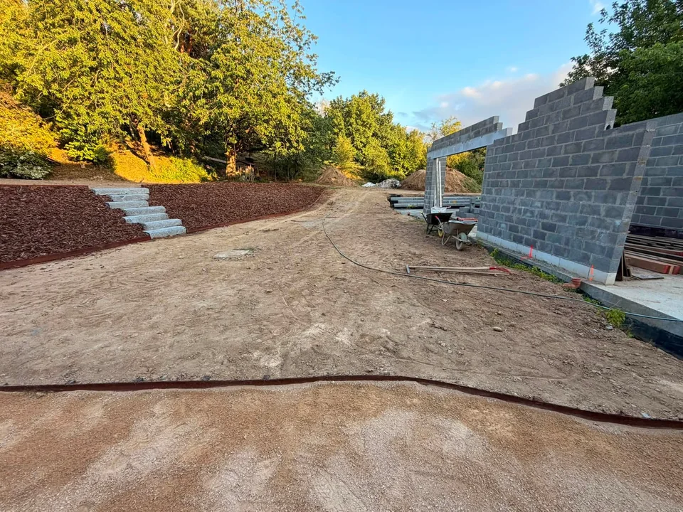 Terrain préparé et dégagé entre les murs d’un chantier